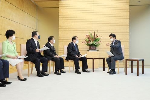 Photograph of the Prime Minister receiving the proposal (3)