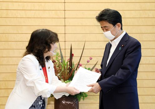 Photograph of the Prime Minister receiving the proposal (2)