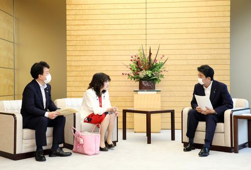 Photograph of the Prime Minister receiving the proposal (3)