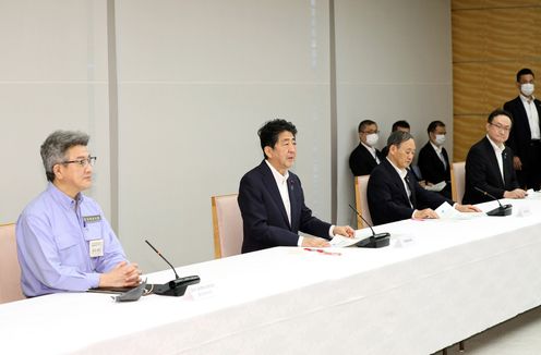 Photograph of the Prime Minister delivering a statement (7)