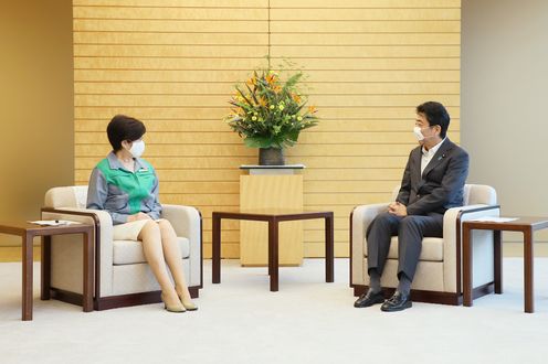 Photograph of the Prime Minister holding the meeting (3)