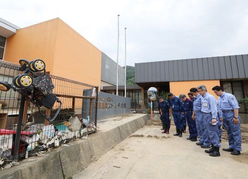 Photograph of the Prime Minister offering a silent prayer (1)