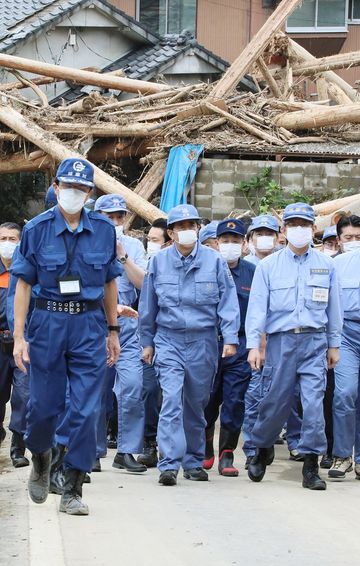 Photograph of the Prime Minister visiting the village of Kuma (1)