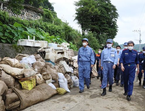 Photograph of the Prime Minister visiting the village of Kuma (2)