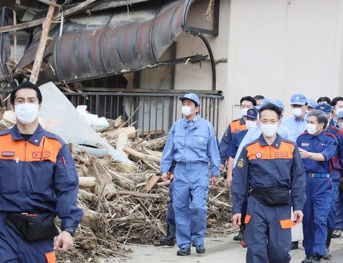 Photograph of the Prime Minister visiting the village of Kuma (3)