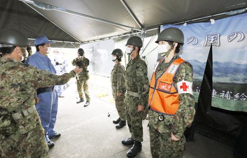 Photograph of the Prime Minister visiting an evacuation center  (1)