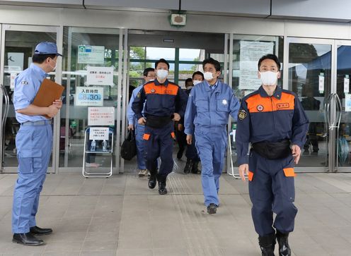 Photograph of the Prime Minister visiting an evacuation center  (3)