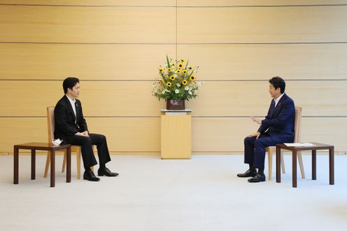 Photograph of the Prime Minister holding the meeting