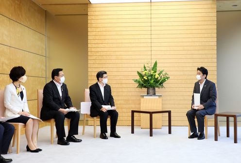 Photograph of the Prime Minister receiving the proposal（4）