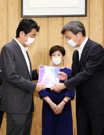Photograph of the Prime Minister receiving the report (2)