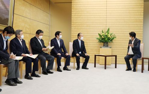 Photograph of the Prime Minister receiving the proposal (3)