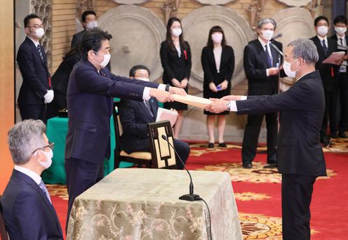 Photograph of the Prime Minister presenting an award (1)