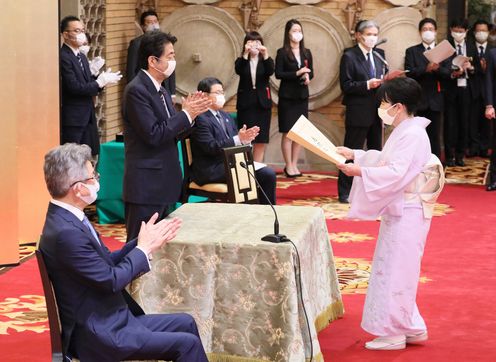 Photograph of the Prime Minister presenting an award (3)