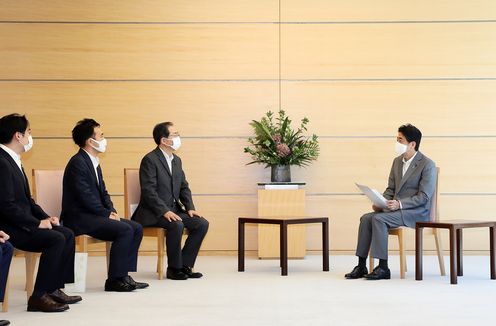 Photograph of the Prime Minister receiving the proposal（4）