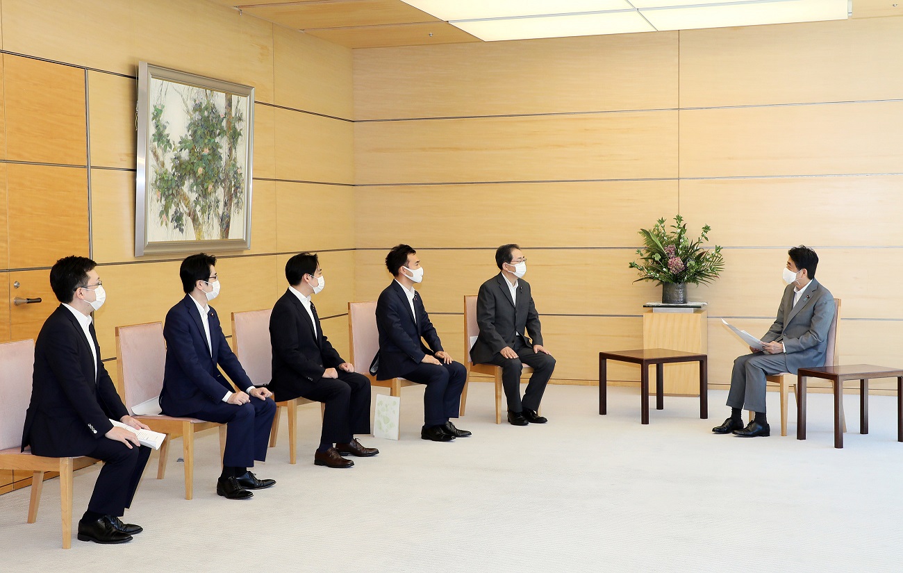 Photograph of the Prime Minister receiving the proposal（5）