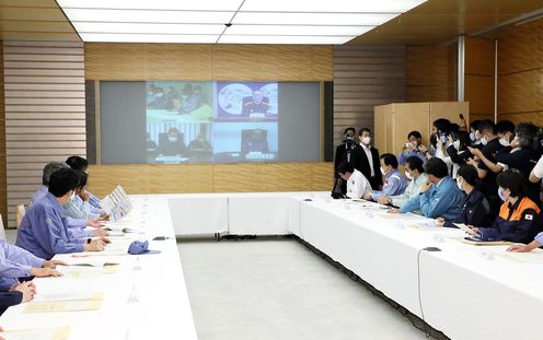 Photograph of the Prime Minister attending the meeting of the Extreme Disaster Management Headquarters（2）