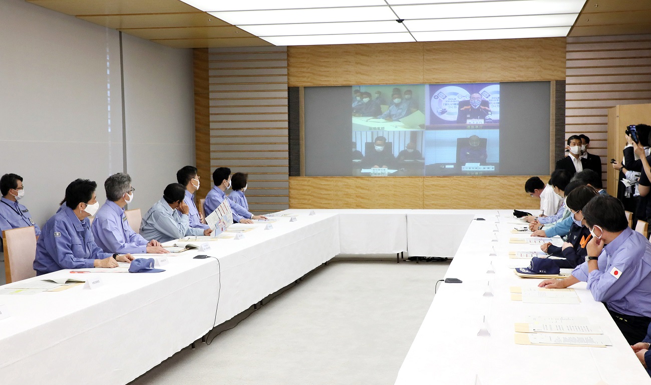 Photograph of the Prime Minister attending the meeting of the Extreme Disaster Management Headquarters（3）