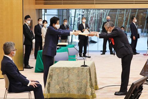 Photograph of the Prime Minister presenting a certificate of award（1）