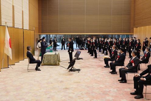 Photograph of the Prime Minister presenting a certificate of award（2）