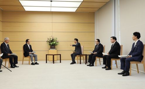 Photograph of the Prime Minister receiving the proposal（4）