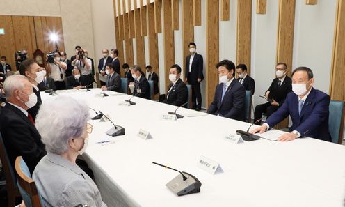 Photograph of the Prime Minister holding the meeting (1)