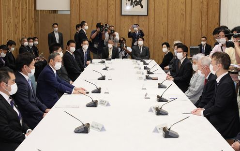 Photograph of the Prime Minister holding the meeting (2)