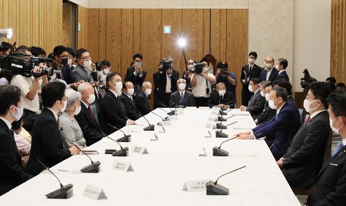 Photograph of the Prime Minister holding the meeting (3)