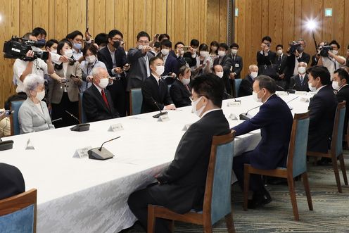 Photograph of the Prime Minister holding the meeting (4)