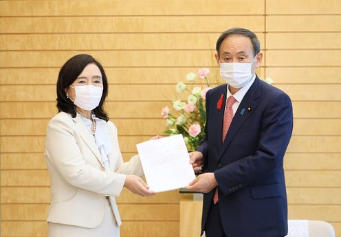 Photograph of the Prime Minister receiving the NPA Recommendation and other documents (1)