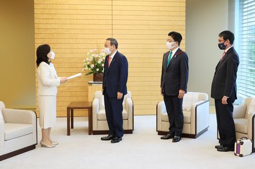 Photograph of the Prime Minister receiving the NPA Recommendation and other documents (2)