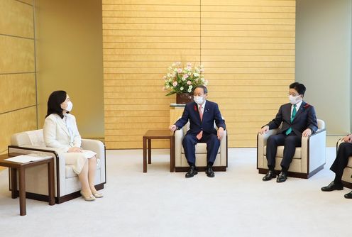 Photograph of the Prime Minister receiving the NPA Recommendation and other documents (3)