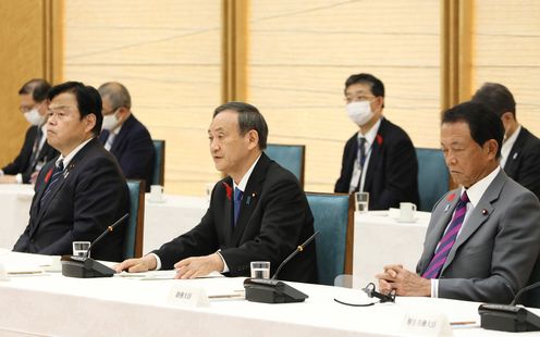 Photograph of the Prime Minister delivering an address (2)