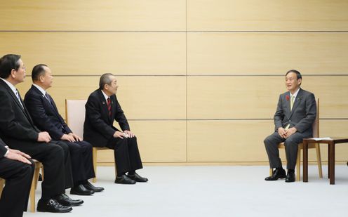 Photograph of the Prime Minister holding the meeting (1)