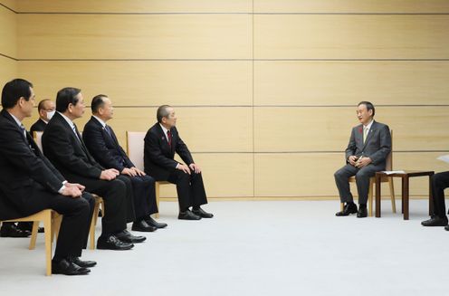 Photograph of the Prime Minister holding the meeting (2)