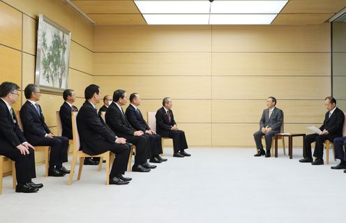 Photograph of the Prime Minister holding the meeting (3)