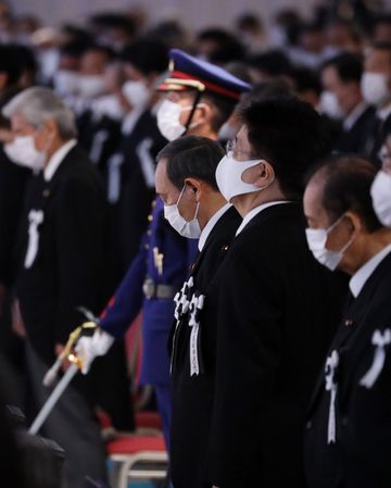 Photograph of the Prime Minister observing a moment of silence