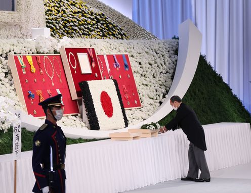 Photograph of the Prime Minister offering flowers (1)