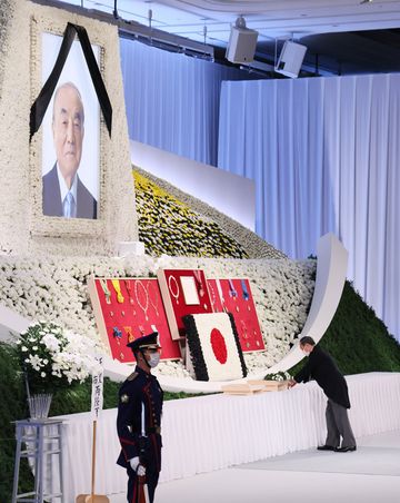 Photograph of the Prime Minister offering flowers (2)