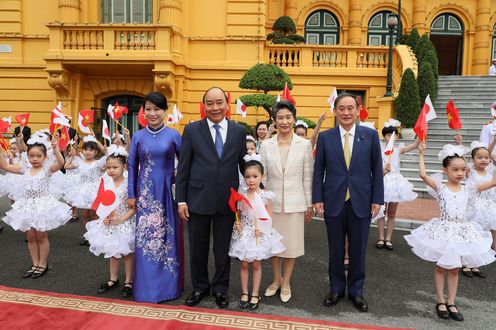 Photograph of the welcome ceremony (3)