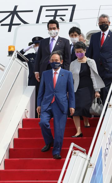 Photograph of the Prime Minister arriving in Indonesia (2)