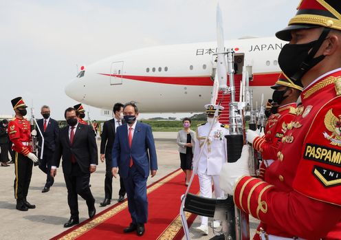 Photograph of the Prime Minister arriving in Indonesia (4)