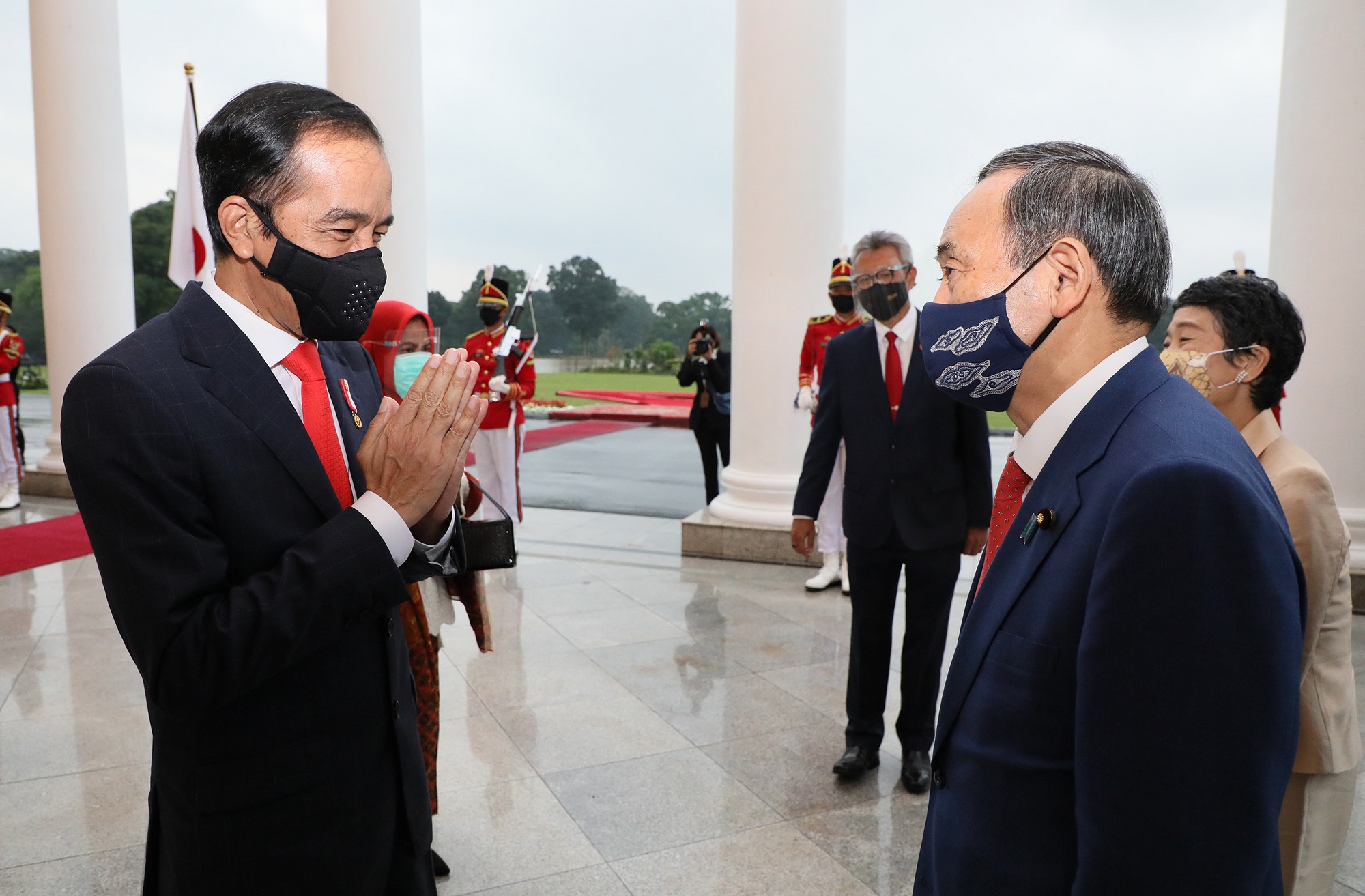 Photograph of the Prime Minister being welcomed by the President of Indonesia