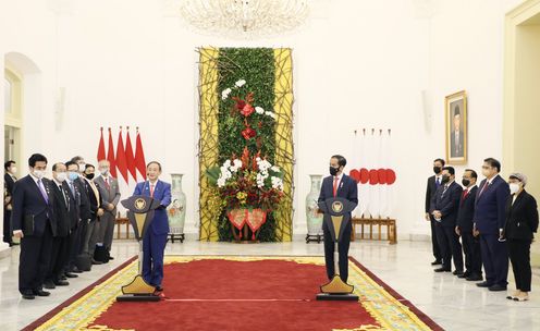 Photograph of the joint press announcement (1)