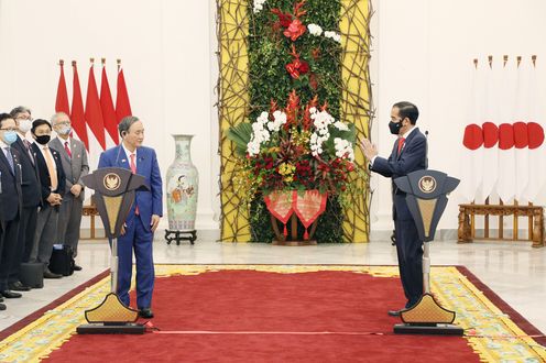 Photograph of the joint press announcement (3)