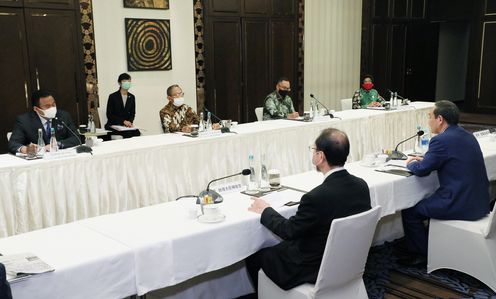 Photograph of the courtesy call from former students to Japan (6)