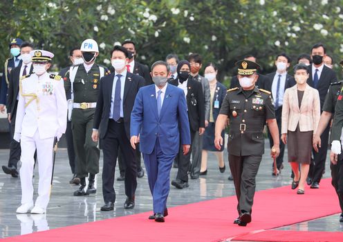 Photograph of the Prime Minister offering flowers at the Kalibata Heroes Cemetery (1)