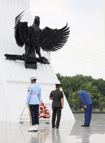 Photograph of the Prime Minister offering flowers at the Kalibata Heroes Cemetery (4)