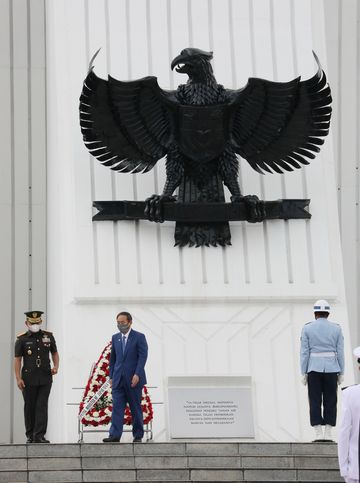 Photograph of the Prime Minister offering flowers at the Kalibata Heroes Cemetery (5)