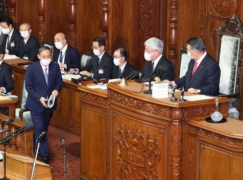 Photograph of the Prime Minister about to deliver a policy speech during the plenary session of the House of Representatives