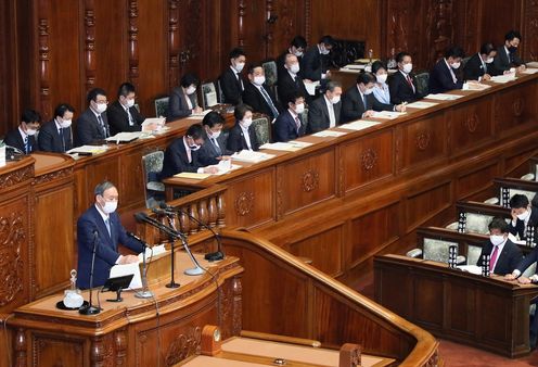 Photograph of the Prime Minister delivering a policy speech during the plenary session of the House of Representatives (8)